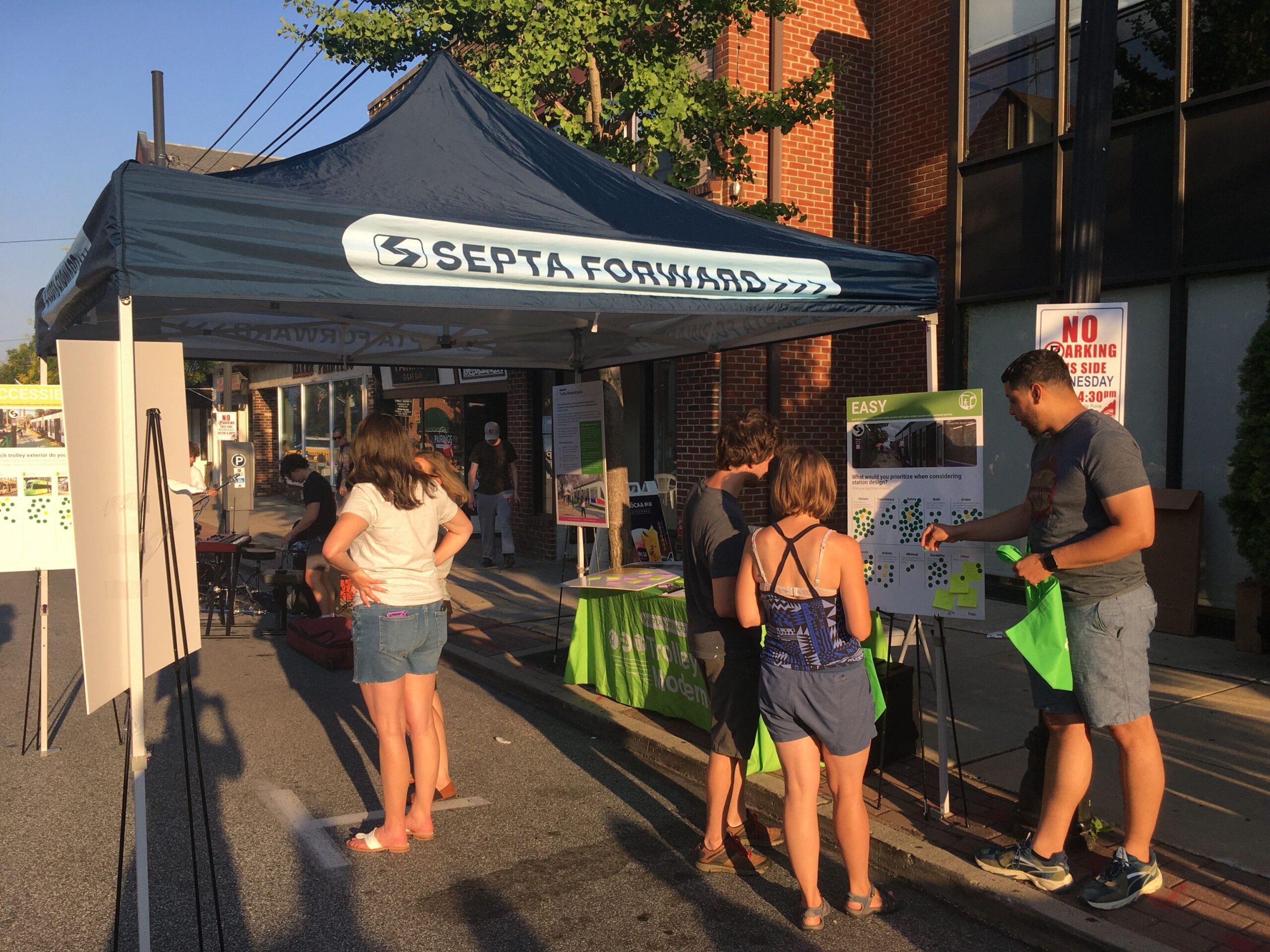 A Trolley Modernization pop-up at Media Borough’s Dining Under the Stars open streets event. Attendees gave feedback on roadway design, station spacing, and goals.